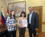 Министр строительства региона Александр Афонин вручил сертификат на покупку жилья многодетной семье Сухойваненко из Суджи.