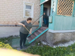 В преддверии празднования Дня Победы в Великой Отечественной войне дмитриевские социальные работники комплексного центра социального обслуживания присоединились к акции по уборке придомовых территорий, где проживают ветераны и их семьи, труженики тыла, вдовы участников войны и пожилые люди, состоящие на обслуживании в центре.
