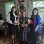 В преддверии празднования 81-летия Победы в Великой Отечественной войне директор Железногорского межрайонного комплексного центра социального обслуживания населения Мария Горбатенкова сердечно поздравила участника Великой Отечественной войны Валентину Николаевну Апурину с самым главным и дорогим праздником нашей страны — Днем Великой Победы!